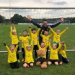 In 2022/23 - U07: unsere "Benjamine" mit Maurice "Mucki" Wieder, einem ihrer Coaches, 